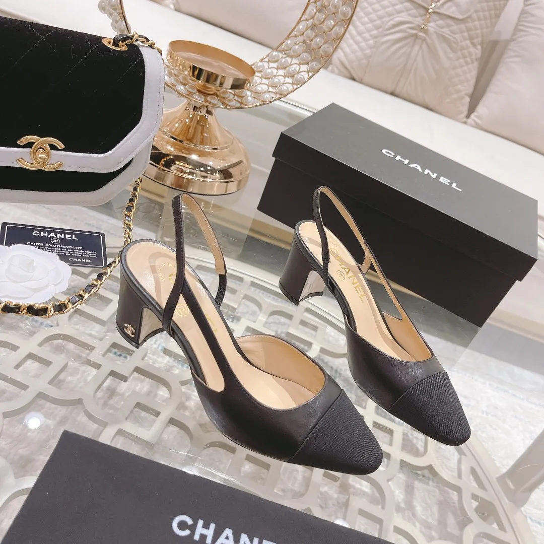 👟👟Ex-factory price 440👟👟 Chanel - Spring and summer classic color-blocked low-heeled side hollow sandals ⚠ Fashionable catwalk style❤ Mixed splicing colors, hollow toe style on the inside, 2.5cm thick heel and small logo embellishment, a fashionable interpretation! How to match the series to look good! Original customized wood-colored leather outsole, imported sheepskin surface, goatskin lining for feet... 35-40 regular sizes (41.42, 43 custom-made, non-returnable) 🎁Latest full set of packaging at the counter
